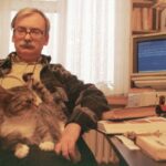 Andrzej Sapkowski we wlasnym mieszkaniu. fot. M. Kujawka